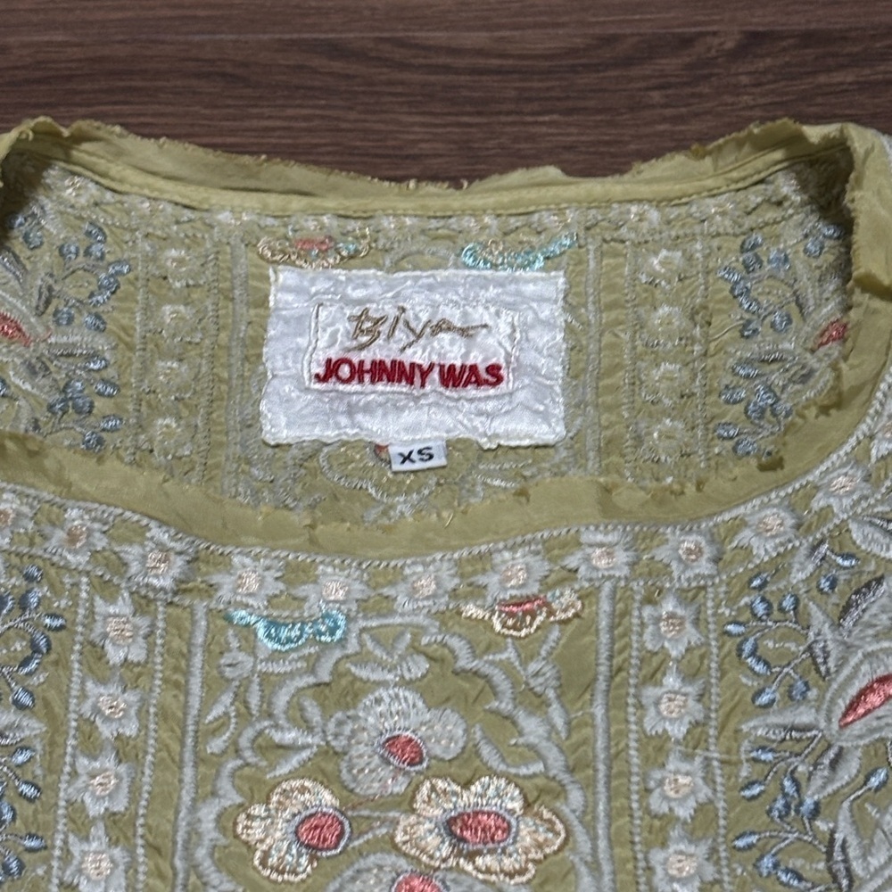 Johnny Was Silk Cupra Embroidered Boho Blouse Olive Floral XS - Picture 2 of 6